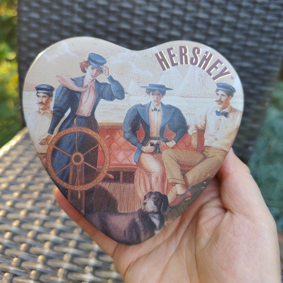 VINTAGE HERSHEY Solitaires HEART SHAPED TIN Rare - Picture 1 of 7
